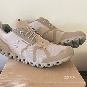 On Running Cloud 5 Waterproof in Desert/Lunar